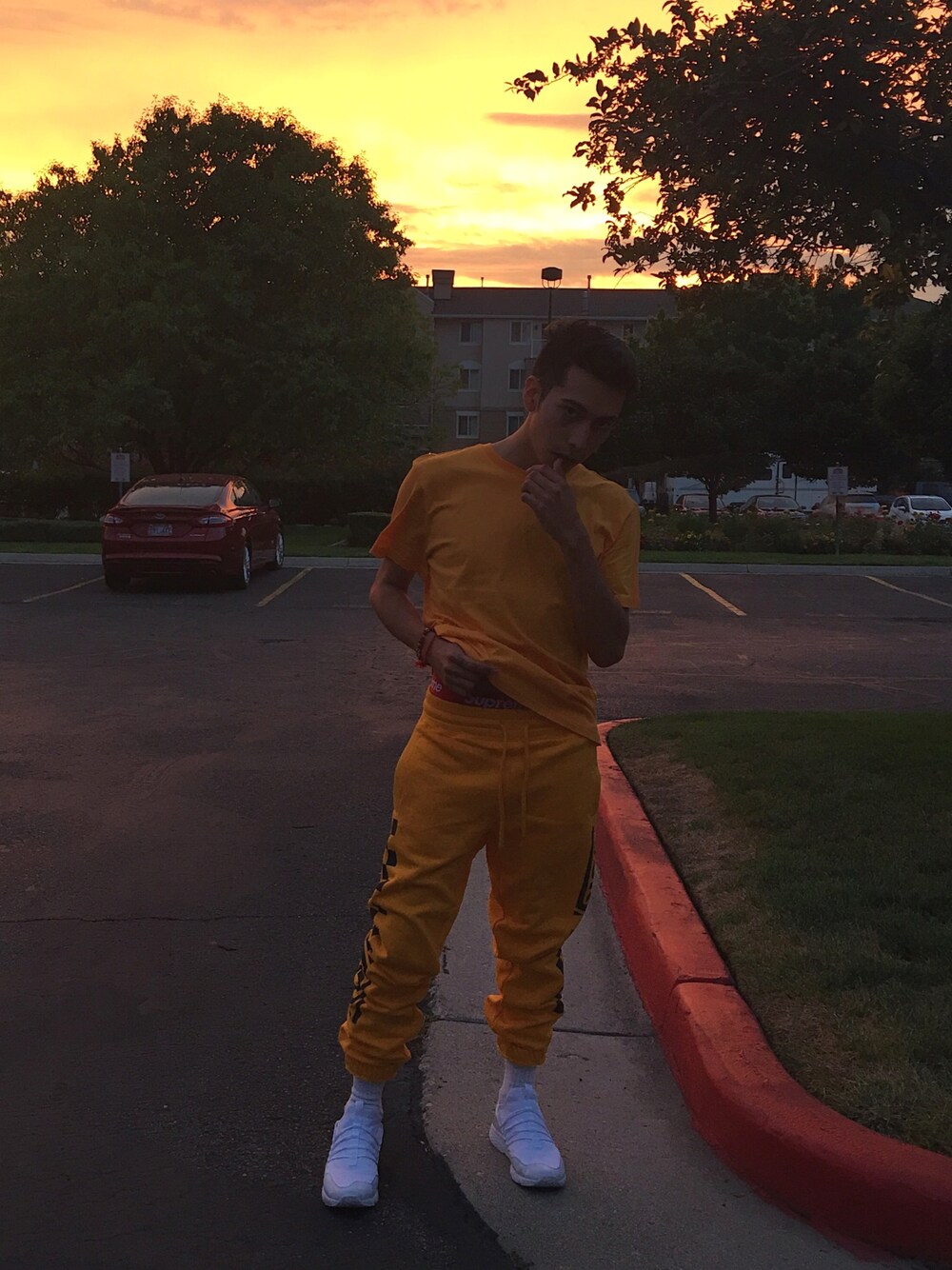 「yellow、summer、stadium tour、justinbieber、H&M、sneakers、streetstyle、streetfashion、aesthetic」｜「H&Mのアイテム（Tシャツ/カットソー、イエロー系）」を使った、erickledesmaさん（メンズ・168cm）の冬コーディネートの1枚目の写真