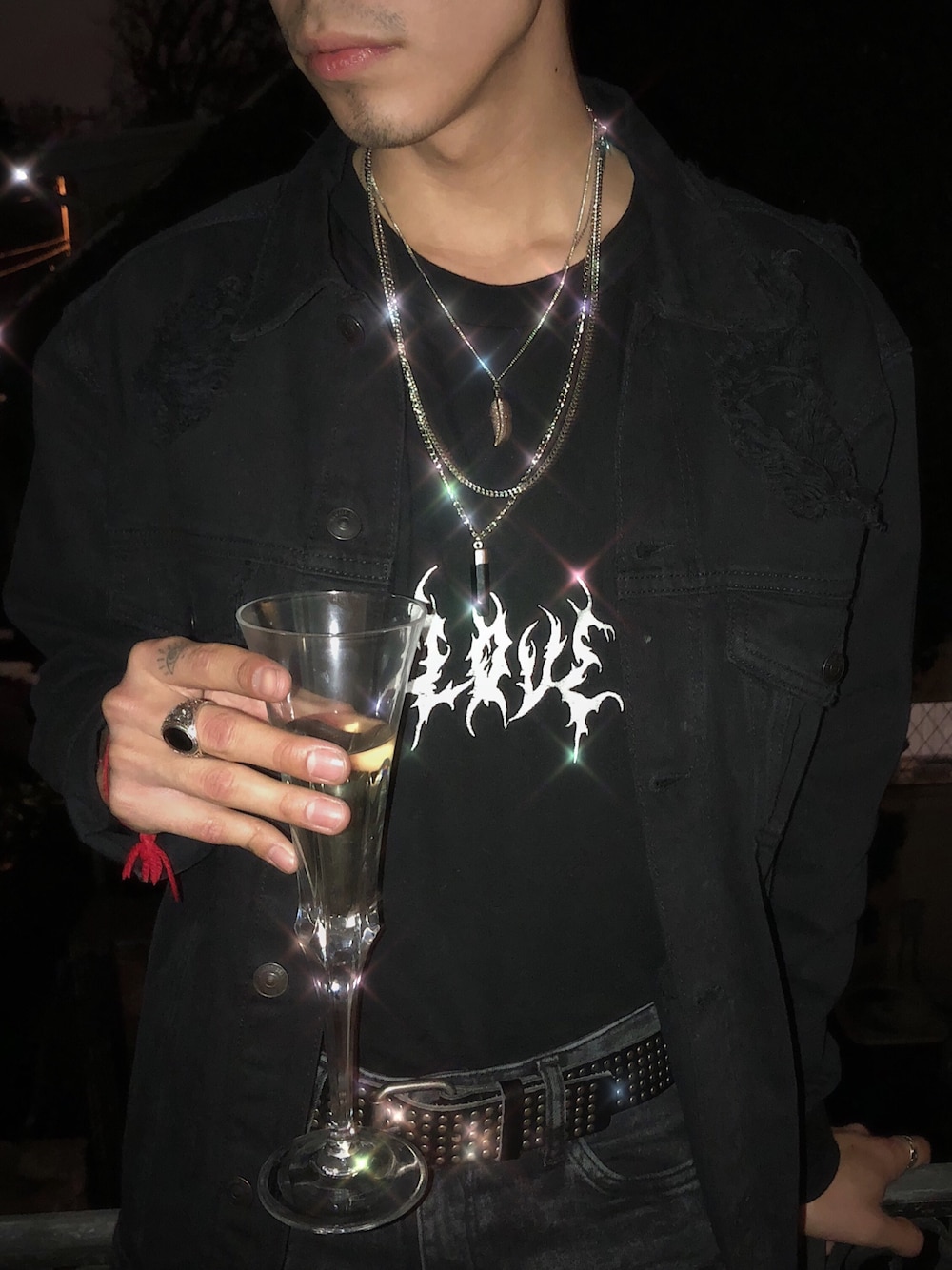 「denim、streetstyle、LOVE、H&M、Jewelry、black、ALDO」｜「H&Mのアイテム（Tシャツ/カットソー、ブラック系）」を使った、erickledesmaさん（メンズ・168cm）の春コーディネートの1枚目の写真