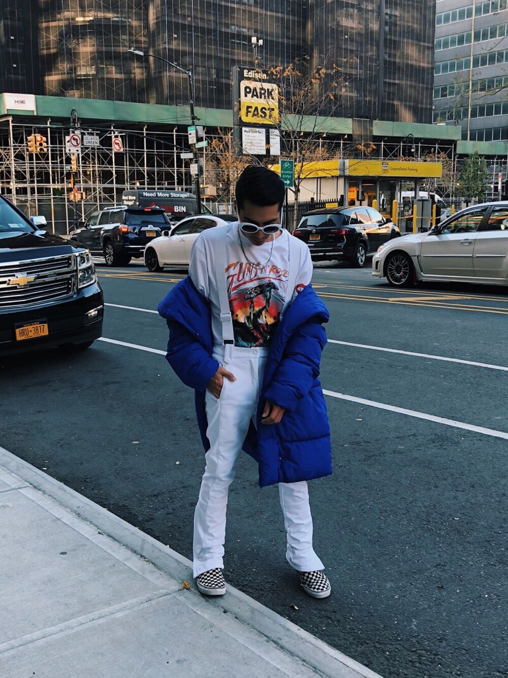 「white、NEW YORK、NYC、H&M、FOREVER 21、pufferjacket、VANS、city、streetstyle、street」｜「H&Mのアイテム（Tシャツ/カットソー、ホワイト系）」を使った、erickledesmaさん（メンズ・168cm）の春コーディネートの1枚目の写真