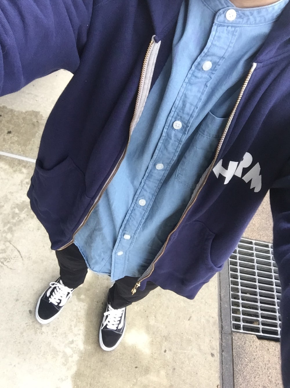 ブルー系のパーカー、ブルー系のシャツ/ブラウス、ブラック系のチノパンツを着用したメンズの春コーディネートの1枚目の写真