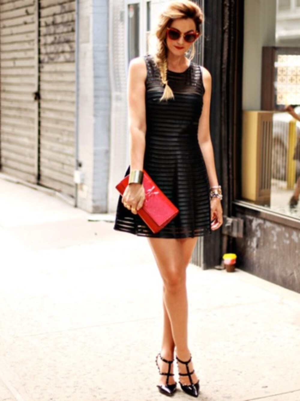 「BAG、Cat-eye、clutch、dress、eyewear、heels、miu miu、parker、valentino、YSL」｜Caitlin Lindquistさん（レディース・180cm）の秋コーディネートの1枚目の写真