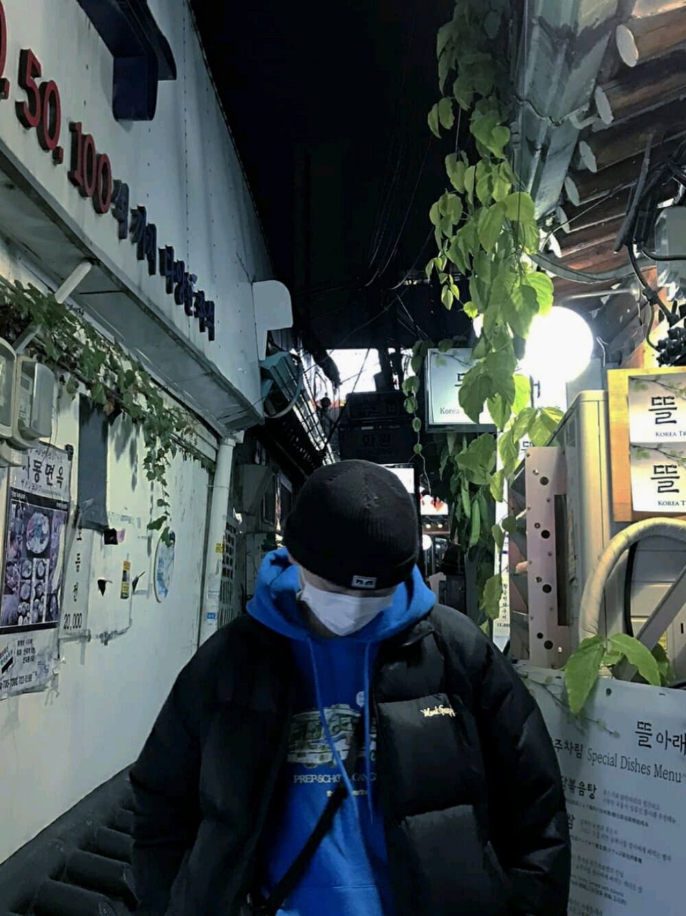 「korea、korea style、seoul、street、streetstyle、OBEY、Mark Gonzales、thisisneverthat、ootd、한국」｜「thisisneverthatのアイテム（パーカー、ブルー系）」を使った、ji_kkeong🇰🇷さん（メンズ・177cm）の春コーディネートの1枚目の写真