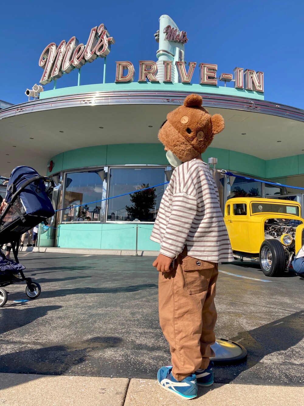 ベージュ系のTシャツ/カットソー、ベージュ系のその他パンツ、ブルー系のスニーカーを着用したキッズの秋コーディネートの1枚目の写真