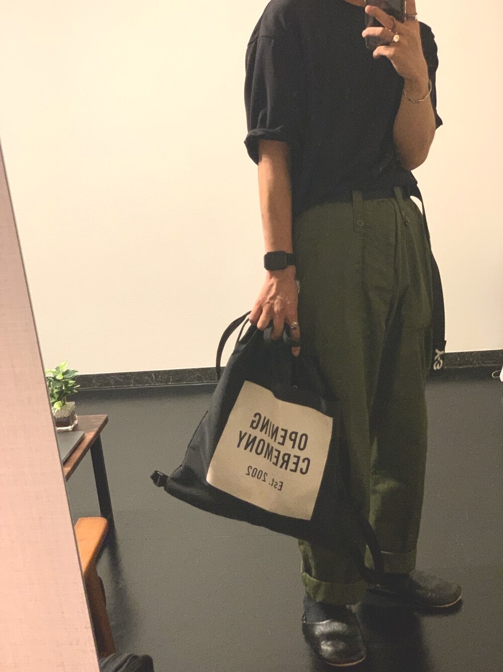 ブラック系のバックパック/リュック、その他のその他パンツ、ブラック系のTシャツ/カットソーを着用したメンズの秋コーディネートの1枚目の写真