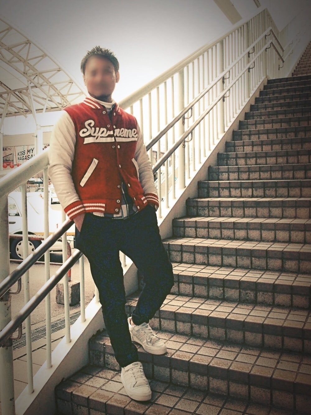 「アメカジ、スタジャン、スニーカー、フォーラム」｜「Supreme のアイテム（スタジャン、レッド系）」を使った、ysk⚜️さん（メンズ・173cm）の冬コーディネートの1枚目の写真