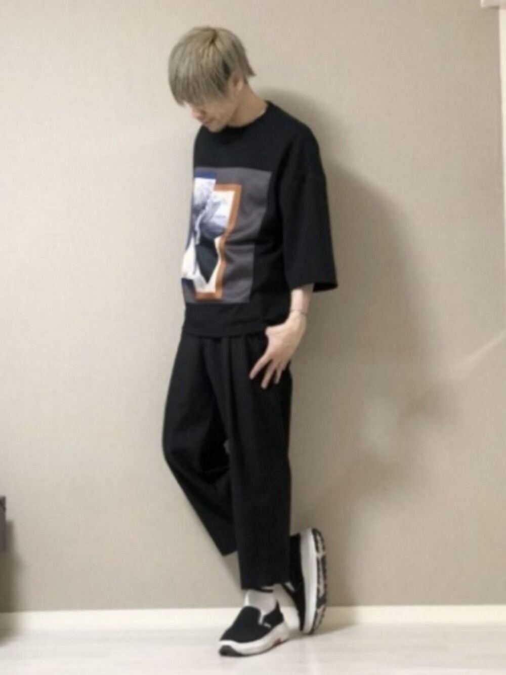 ブラック系のTシャツ/カットソー、ブラック系のその他パンツを着用したメンズの春コーディネートの1枚目の写真