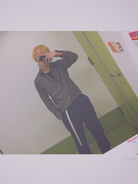 「トイレから失礼しやす」｜「アイテム（スラックス）」を使った、秋山拓哉さん（メンズ・170cm）の秋コーディネート