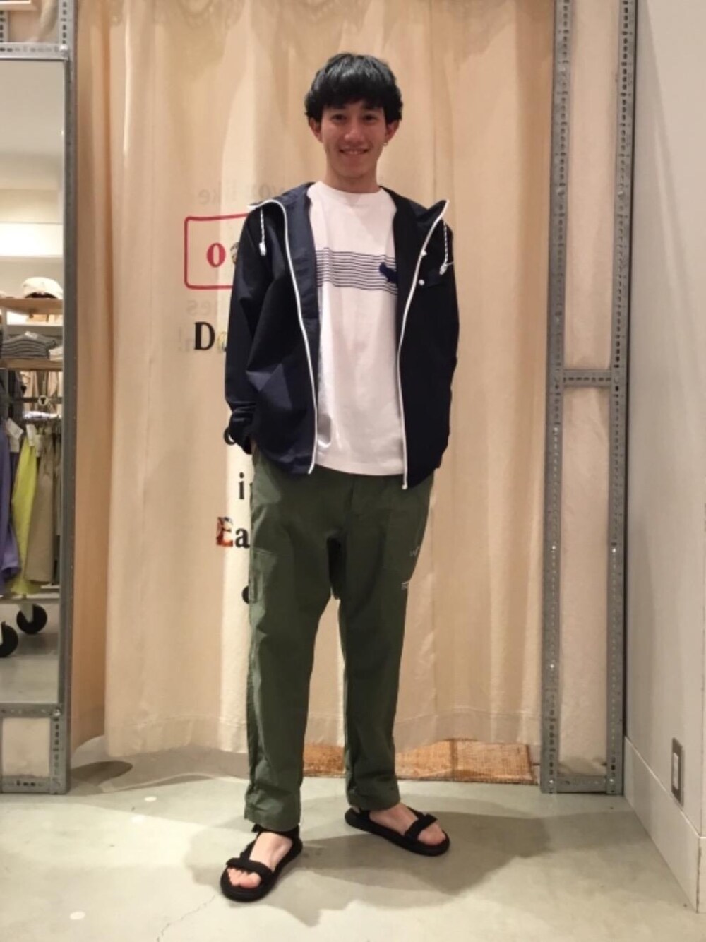 グリーン系のその他パンツ、ブラック系のサンダル、ブルー系のパーカーを着用したメンズの春コーディネートの1枚目の写真