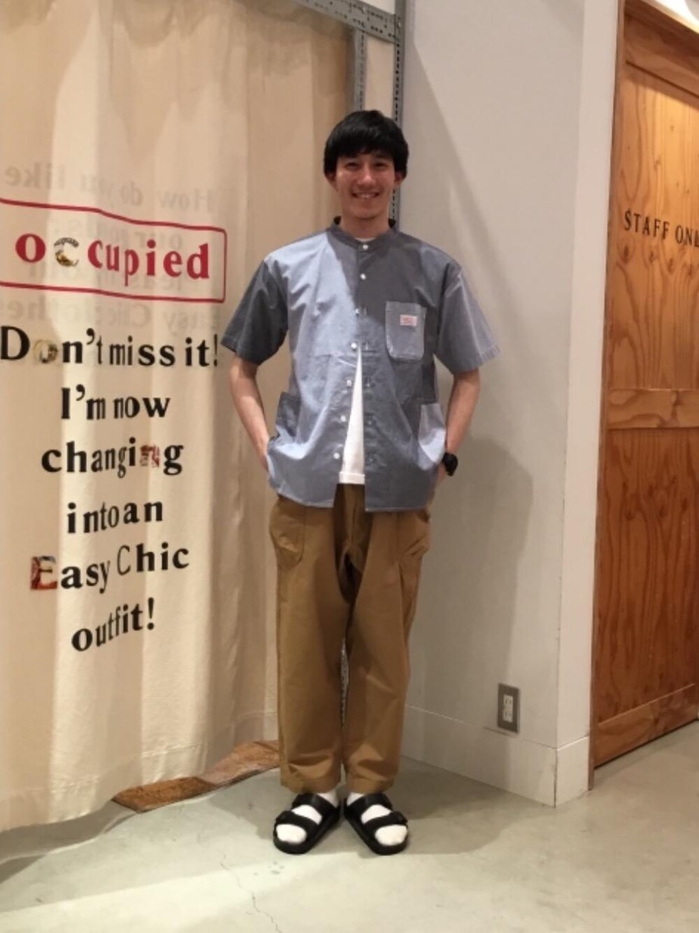 ブルー系のシャツ/ブラウス、ブラウン系のその他パンツ、ホワイト系のTシャツ/カットソーを着用したメンズの春コーディネートの1枚目の写真