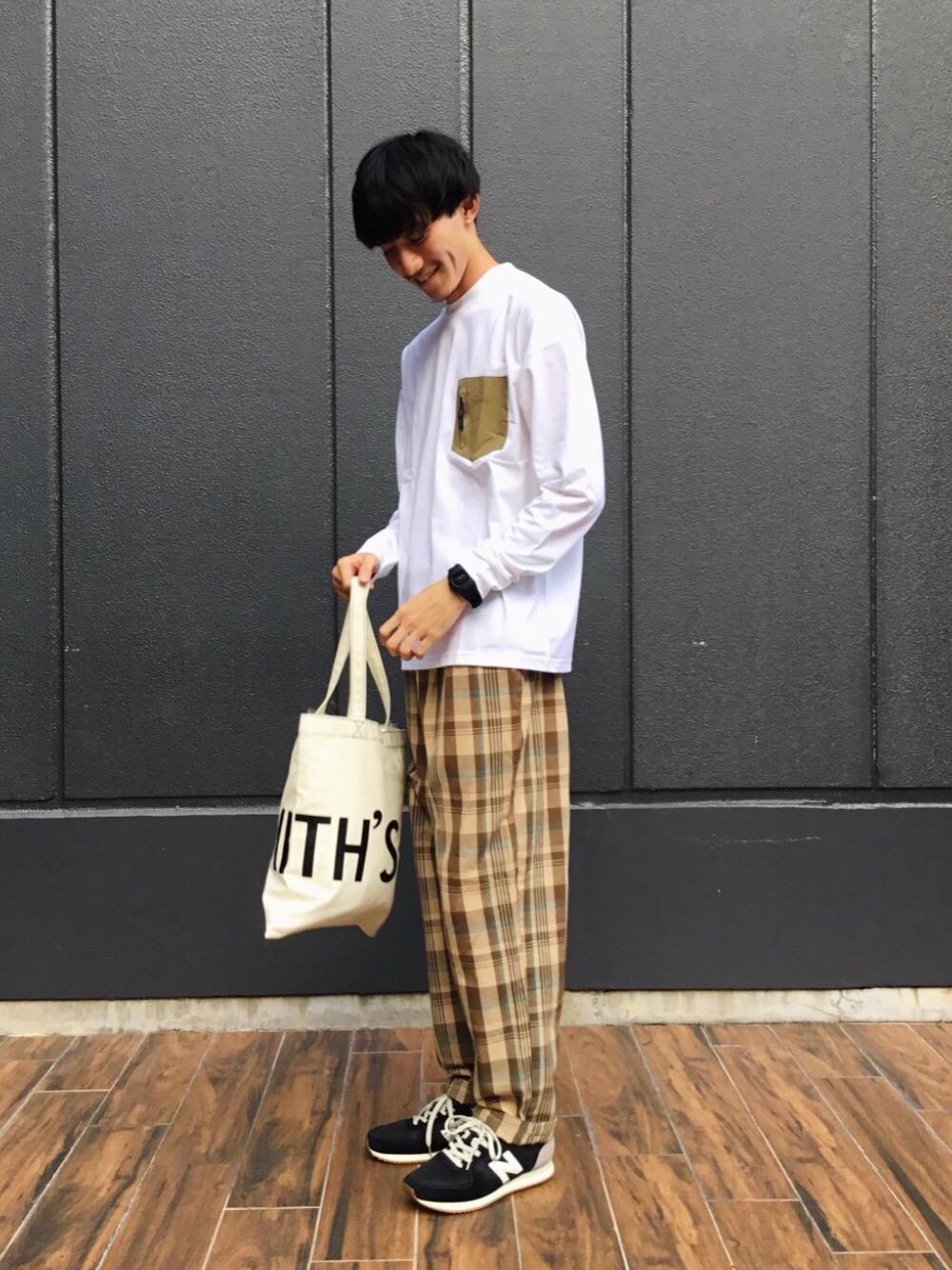 「ワントーンコーデ、スポーツミックス、coen、コーエン、LOGOS、smith's、女性にもオススメ！MENSパンツ、カラバリアイテム、続々！秋服」｜「LOGOSの【吸水速乾】LOGOS(ロゴス)別注プレーティングクルーネックポケットTシャツ#（Tシャツ/カットソー、ホワイト系）」を使った、coen はたなかさん（メンズ・173cm）の秋コーディネートの1枚目の写真