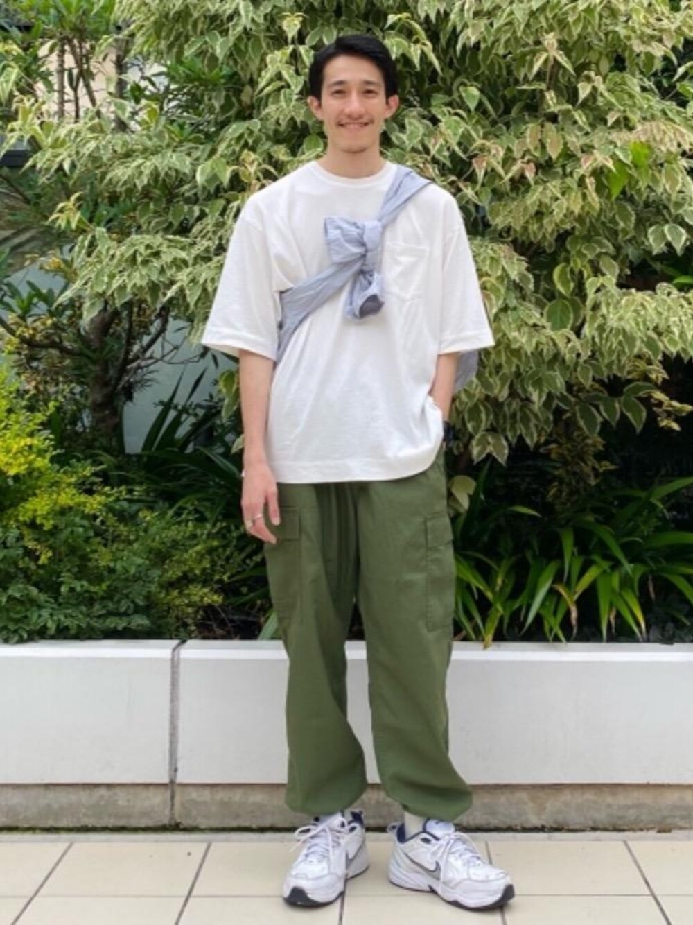 「coen、白Tシャツ、コーエン、ミリタリーコーデ、シェフパンツ、USAコットン、夏コーデ」｜「coenのポプリンオーバーダイレギュラーシャツ（シャツ/ブラウス、ブルー系）」を使った、coen はたなかさん（メンズ・173cm）の夏コーディネートの1枚目の写真