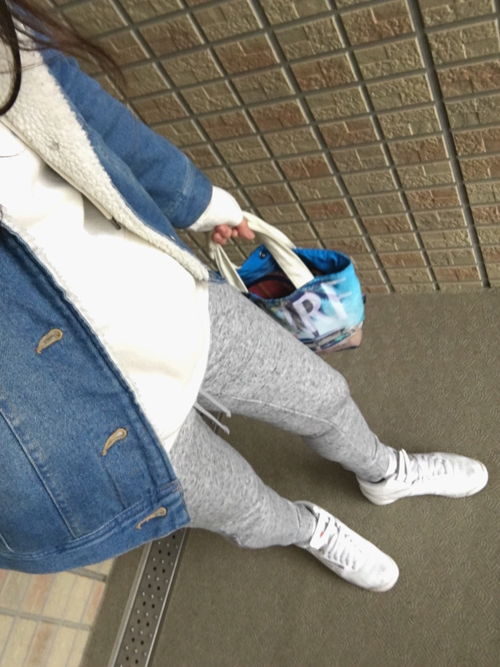 「雨の日コーデ、スエットパンツ、GU、裏起毛パンツ、ラフ、冬、カジュアル、ボアデニムジャケット、防寒　」｜「GUのアイテム（パンツ、グレー系）」を使った、yuko kanekoさん（レディース・157cm）の冬コーディネートの1枚目の写真