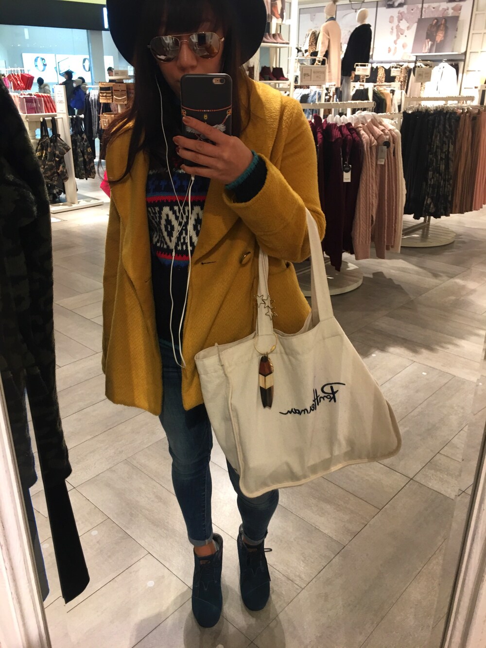 「アメカジ、大人カジュアル、ブーティー、toms、American Eagle、小物でアクセント、休日スタイル、マスタード、ネイビー」｜「R.H. Vintageのアイテム（トートバッグ、ホワイト系）」を使った、yuko kanekoさん（レディース・157cm）の冬コーディネートの1枚目の写真