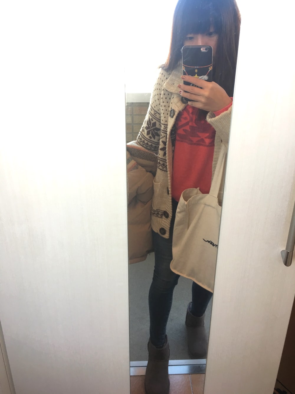 「ストーミーグレー、アメカジ、デニム、デニム×UGG、カジュアル、ニットカーディガン、雪の結晶、ロンハーマン、American Eagle、UGG」｜「American Eagleのアイテム（トップス、レッド系）」を使った、yuko kanekoさん（レディース・157cm）の冬コーディネートの1枚目の写真