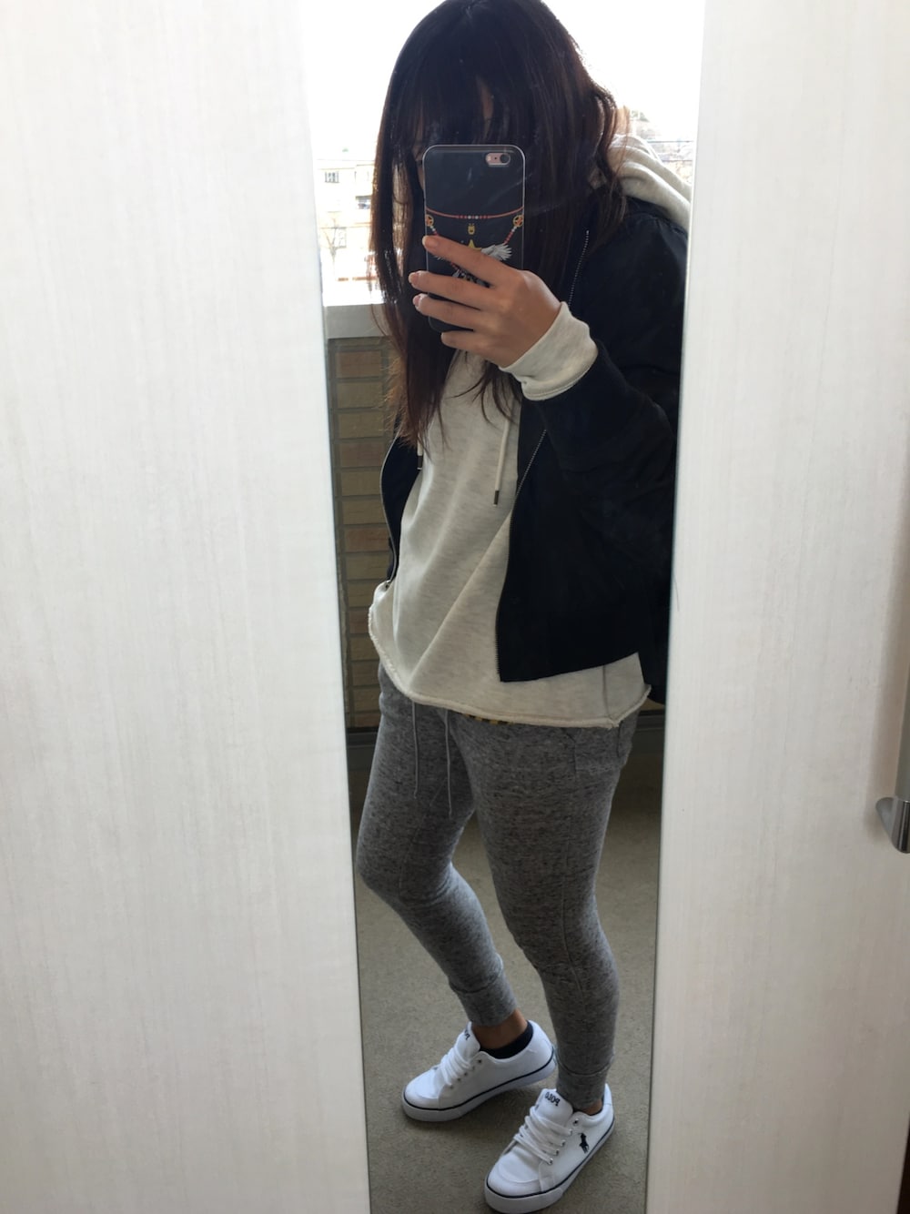 「モノトーン、スウェットパンツ、GU、ポロラルフローレン、ラフ、ラクチンコーデ、Polo Ralph Lauren、American Eagle、メンズライク」｜「American Eagleのアイテム（パーカー、ホワイト系）」を使った、yuko kanekoさん（レディース・157cm）の冬コーディネートの1枚目の写真