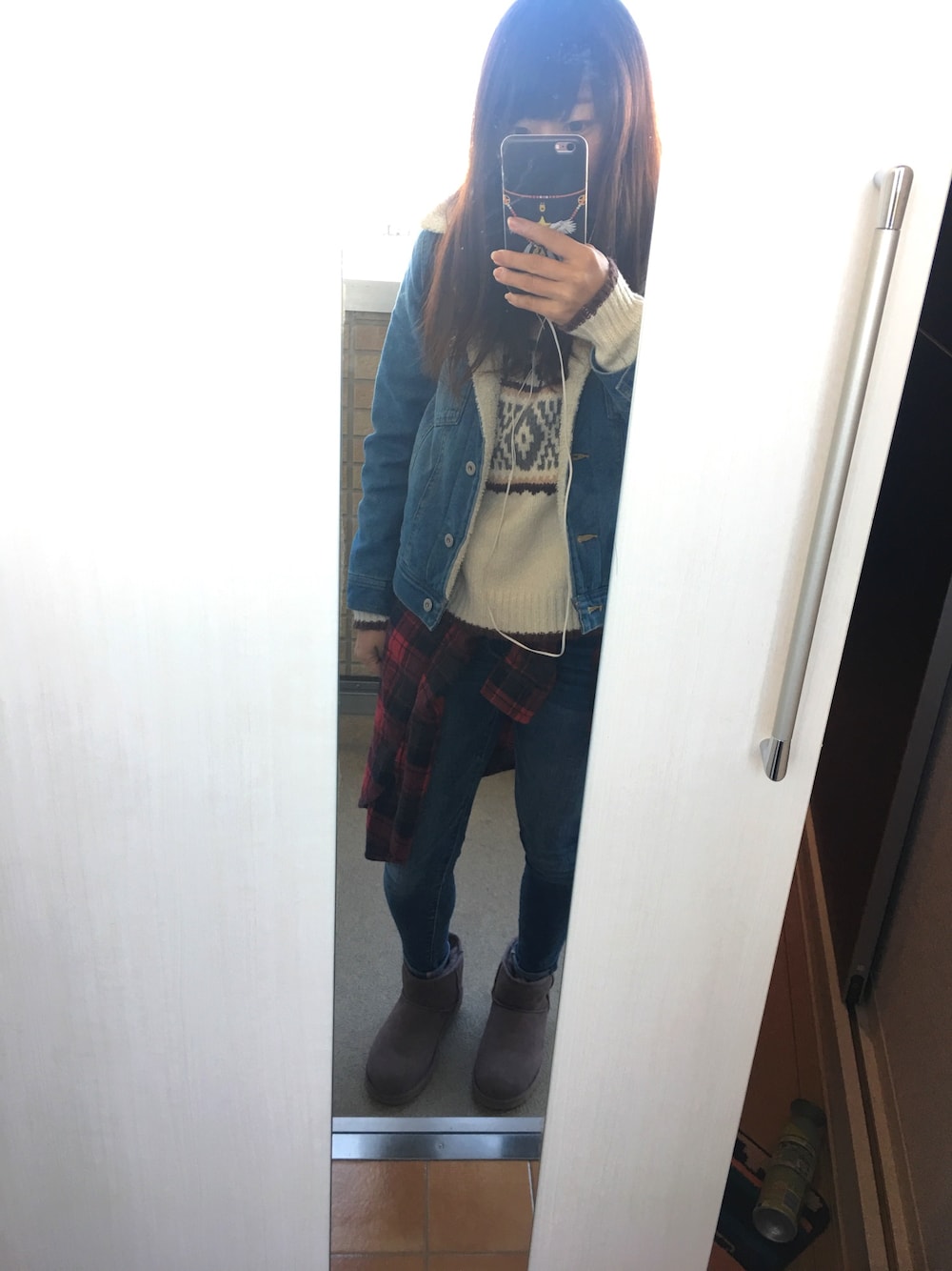 「カジュアルコーデ、アメカジ、デニム×デニム、デニデニ、UGG、American Eagle、ニット、冬、チェックシャツ」｜「American EagleのAEOフェアアイルモックネックセーター（ニット/セーター、ベージュ系）」を使った、yuko kanekoさん（レディース・157cm）の冬コーディネートの1枚目の写真
