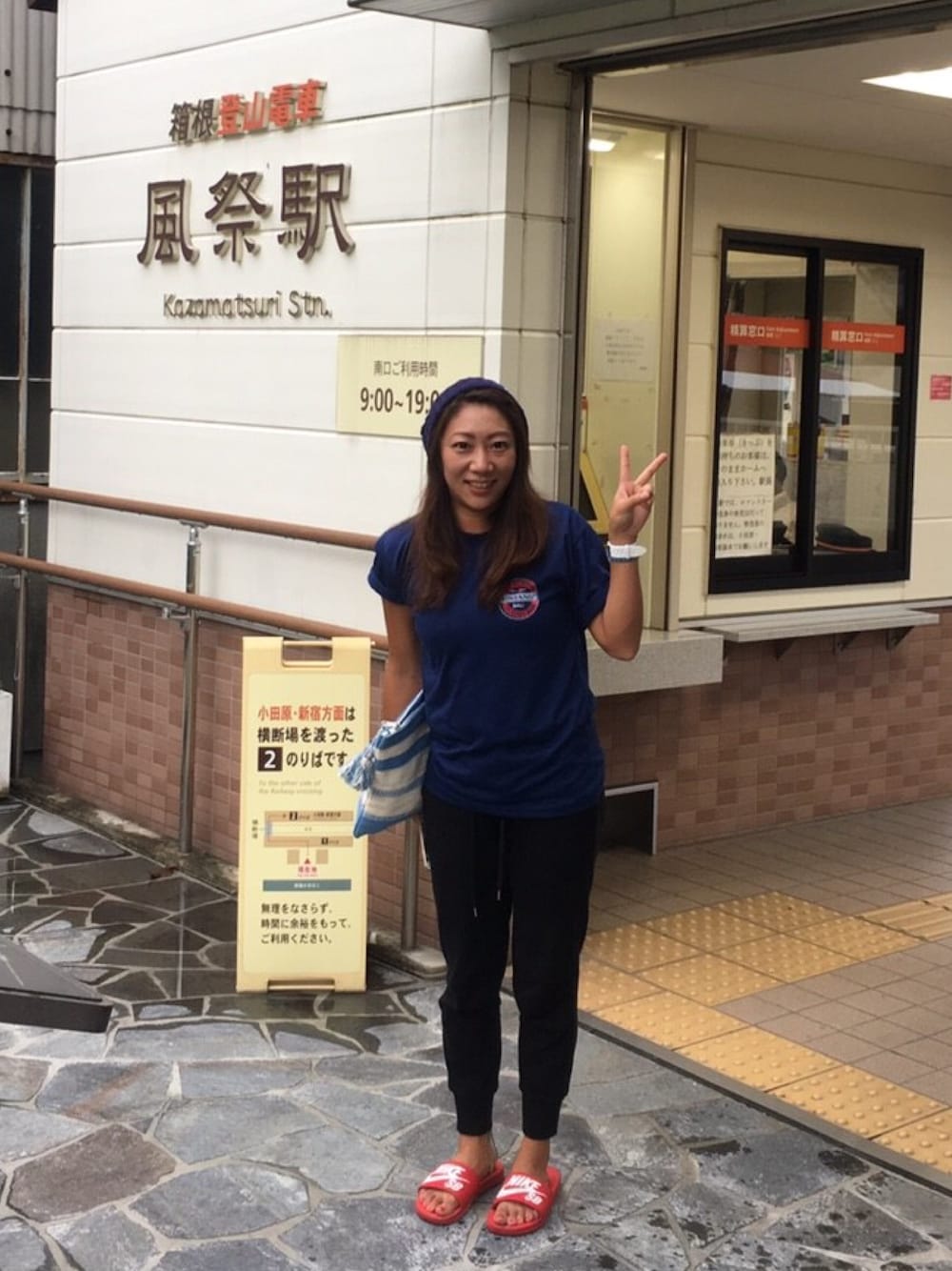 「大人カジュアル、ラフスタイル、スウエットパンツ、ベナッシ、ナイキ、ベイフロー(BAYFLOW)、ジーユー、休日スタイル、赤」｜「BINTANGのアイテム（Tシャツ/カットソー、ブルー系）」を使った、yuko kanekoさん（レディース・157cm）の秋コーディネートの1枚目の写真