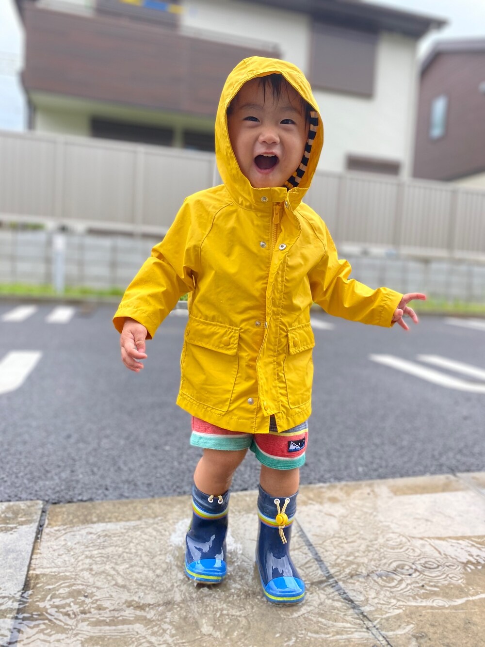 「雨の日コーデ」｜「babyGAPのアイテム（その他アウター、イエロー系）」を使った、yuko kanekoさん（レディース・157cm）の夏コーディネートの1枚目の写真