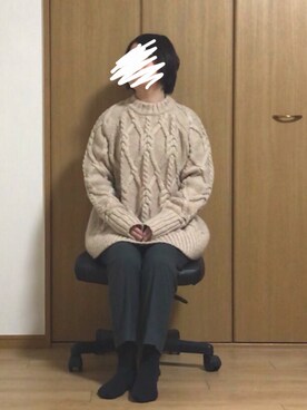 「H&M（エイチ・アンド・エム）のアイテム（ニット/セーター、ベージュ系）」を使った、足腰さん（レディース・155cm）の冬コーディネート