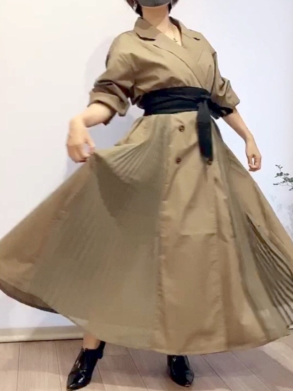 「秋服準備はじめました、ウエストマーク、ベルト、トレンチコート、プリーツ、秋のコーデ、秋色」｜「yukichi.のaccordion trench one-piece coat【yukichi.】（トレンチコート、グリーン系）」を使った、chicchaさん（レディース・152cm）の夏コーディネートの1枚目の写真