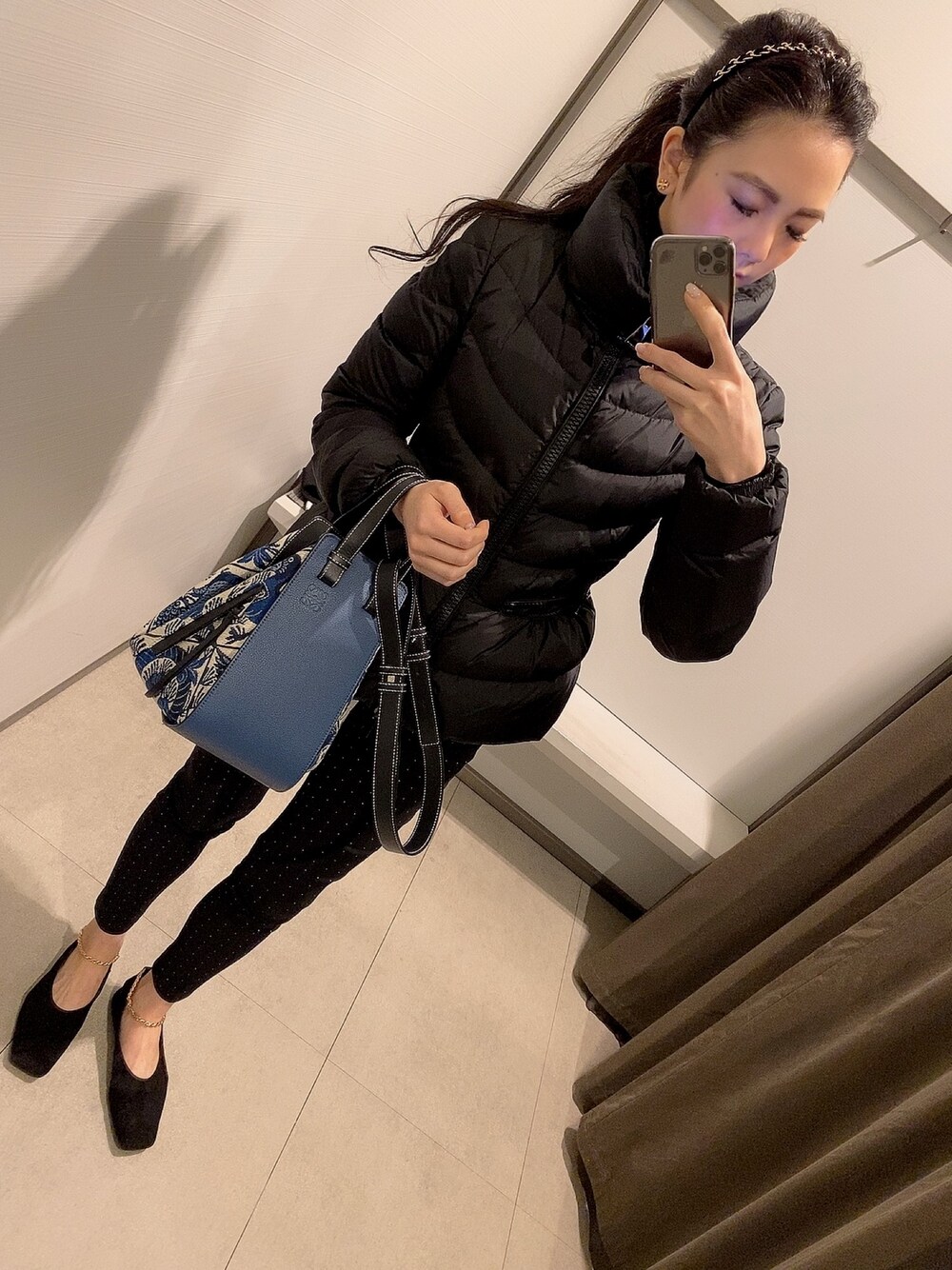 「今日のコーデ、シンプル、カチューシャ、ダウンジャケット、冬コーデ、ラフコーデ、ロエベ、モンクレール」｜「LOEWEのアイテム（ショルダーバッグ、ブルー系）」を使った、osd199さん（レディース・164cm）の冬コーディネートの1枚目の写真