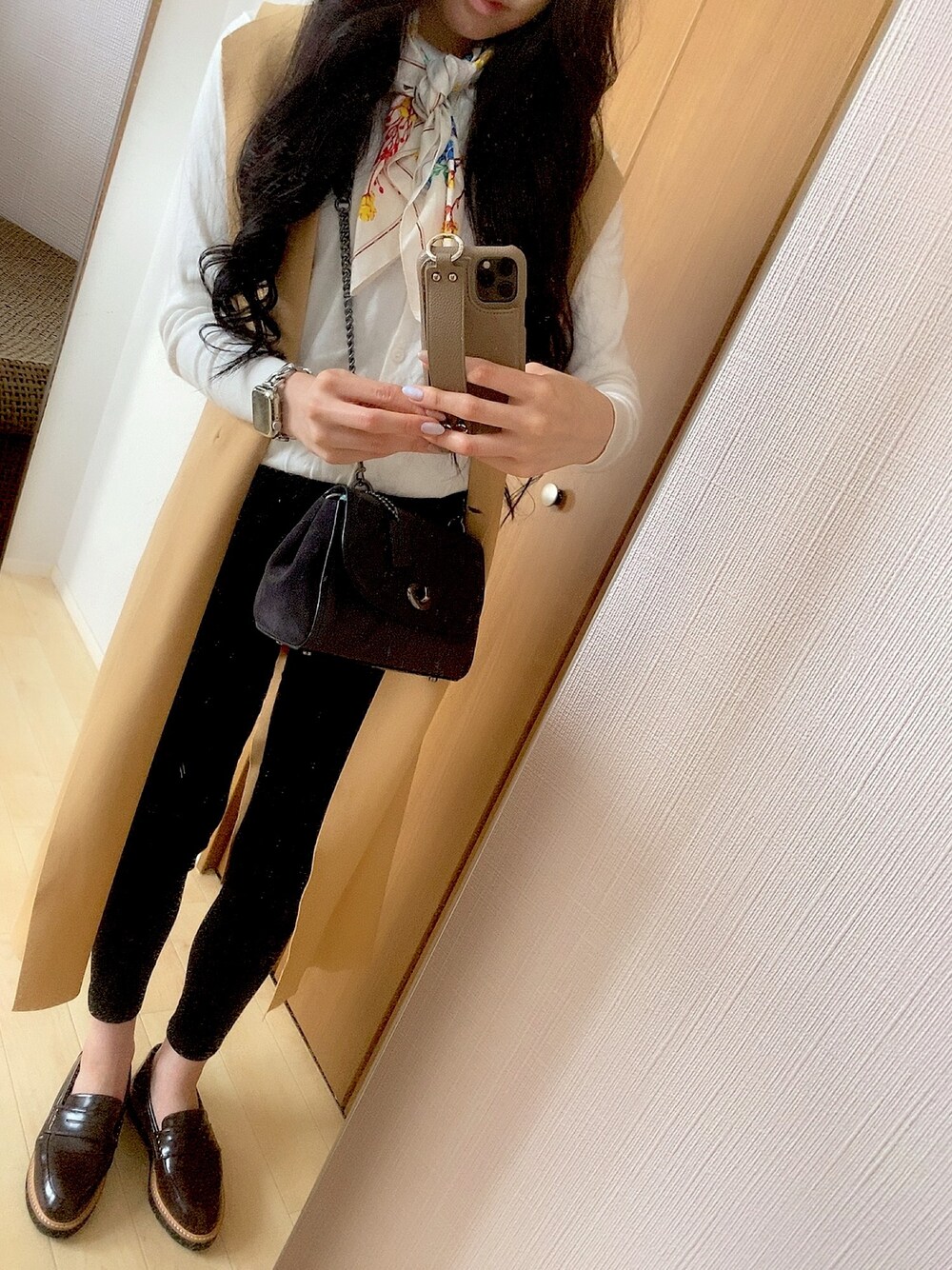 「春コーデ、春、スプリングコーデ、ジレ、白、カーディガン、プチプラ、今日のコーデ」｜「COACHのアイテム（ショルダーバッグ、グレー系）」を使った、osd199さん（レディース・164cm）の春コーディネートの1枚目の写真