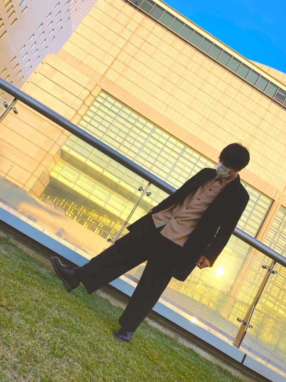 ベージュ系のシャツ/ブラウス、ブラック系のドレスシューズ、ホワイト系のTシャツ/カットソーを着用したメンズの秋コーディネートの1枚目の写真