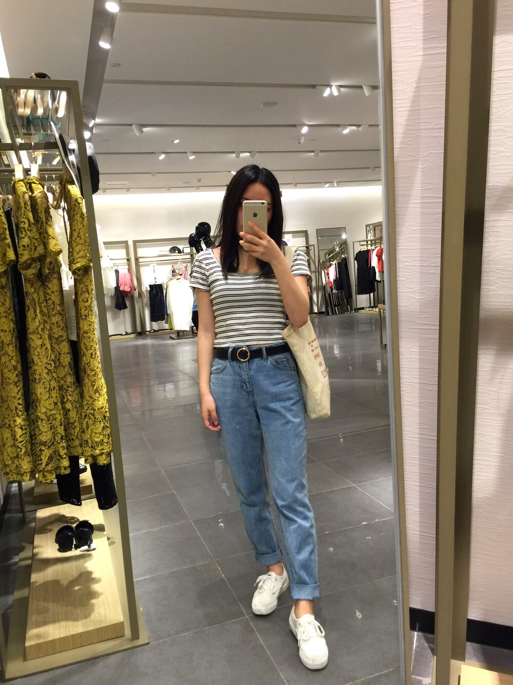 「PULL&BEARのアイテム（Tシャツ/カットソー、ホワイト系）」を使った、cubabypascalさん（レディース・156cm）の夏コーディネートの1枚目の写真