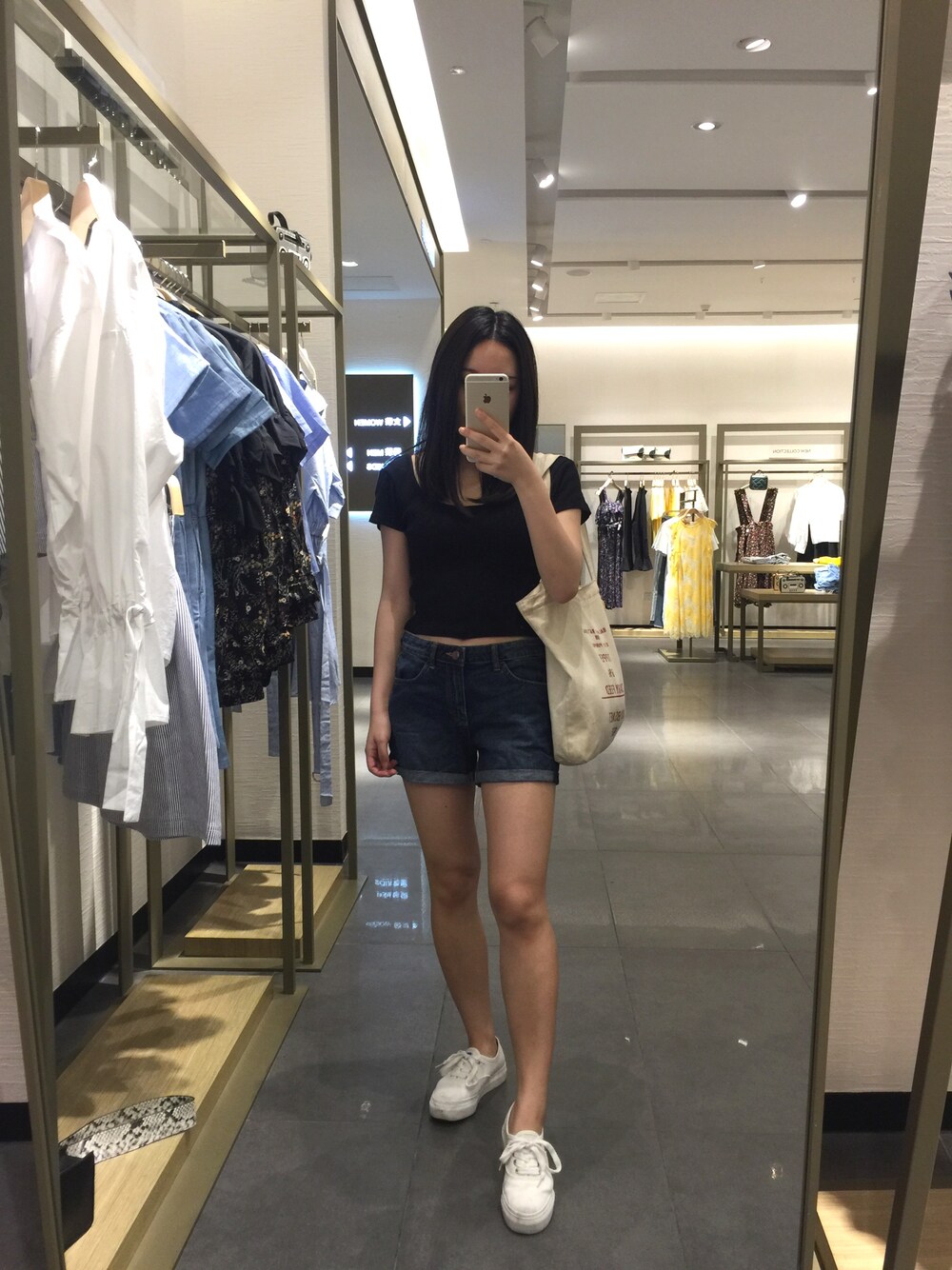 「PULL&BEARのアイテム（Tシャツ/カットソー、ブラック系）」を使った、cubabypascalさん（レディース・156cm）の夏コーディネートの1枚目の写真
