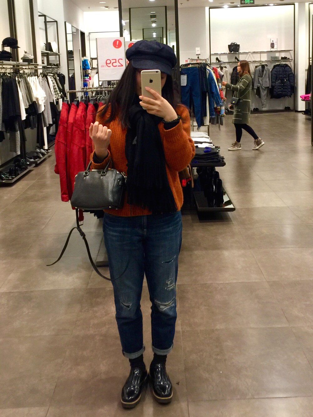 「UNIQLOのアイテム（デニムパンツ、ブルー系）」を使った、cubabypascalさん（レディース・156cm）の秋コーディネートの1枚目の写真