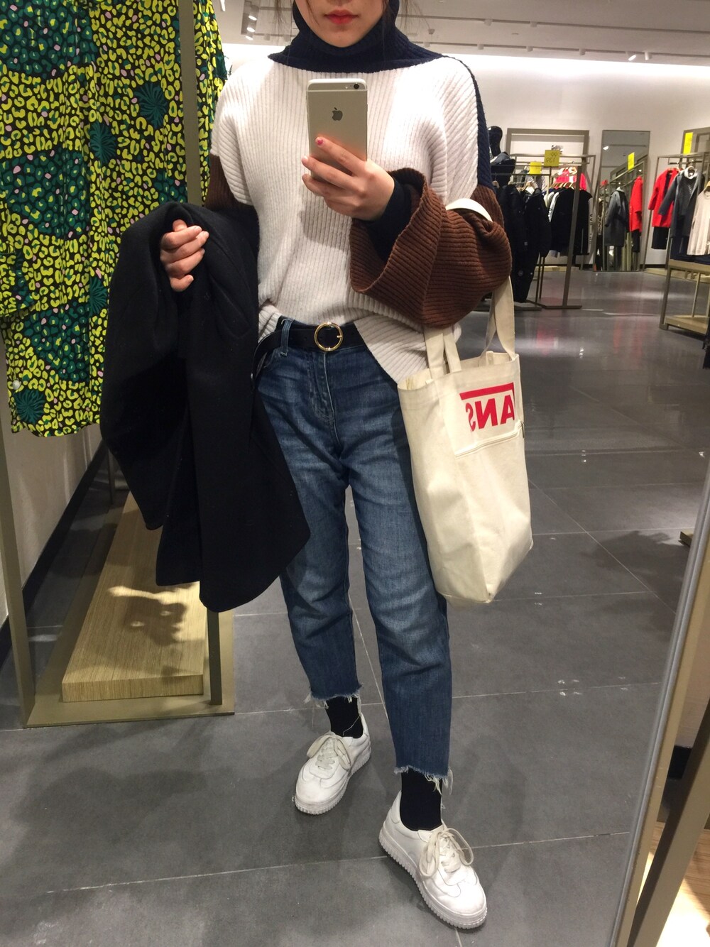 「UNIQLOのアイテム（デニムパンツ、ブルー系）」を使った、cubabypascalさん（レディース・156cm）の冬コーディネートの1枚目の写真