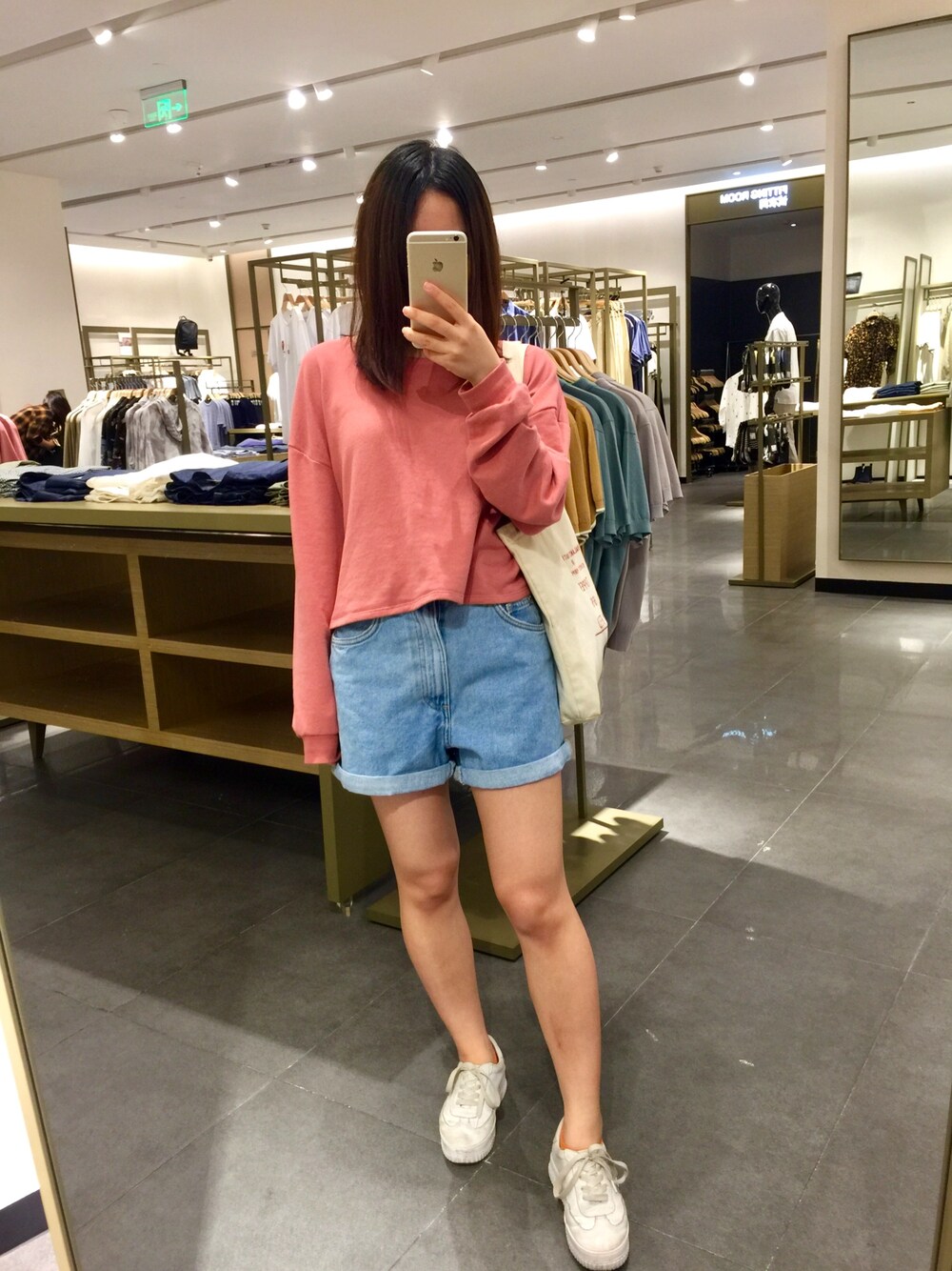 「ZARAのアイテム（デニムパンツ、ブルー系）」を使った、cubabypascalさん（レディース・156cm）の夏コーディネートの1枚目の写真