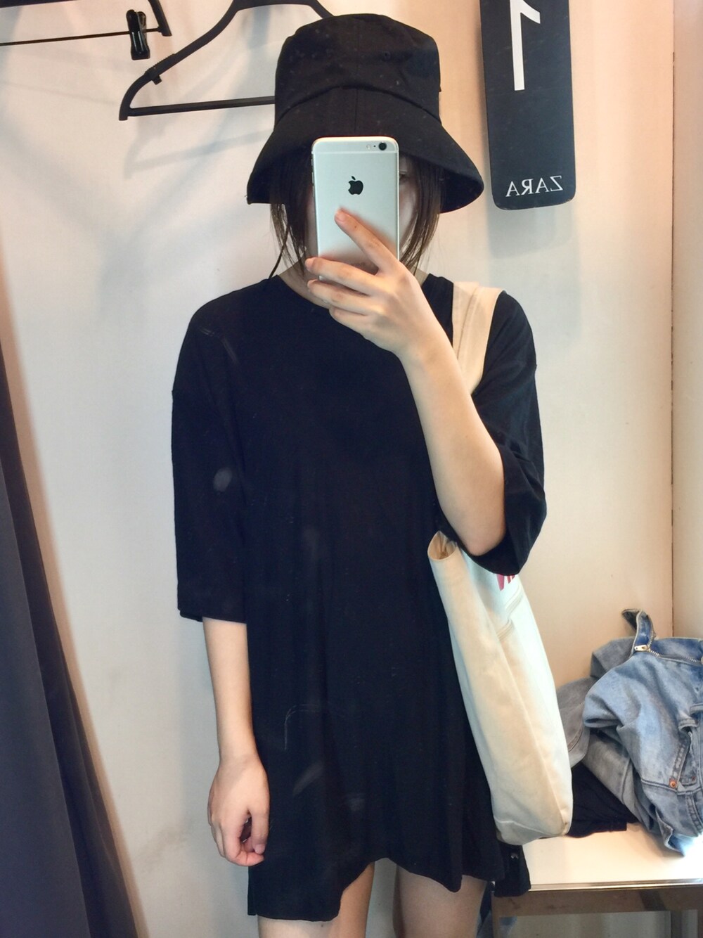 「ZARAのアイテム（Tシャツ/カットソー、ブラック系）」を使った、cubabypascalさん（レディース・156cm）の夏コーディネートの1枚目の写真