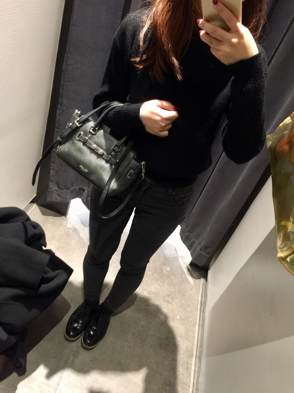 「Bershkaのアイテム（デニムパンツ、ブラック系）」を使った、cubabypascalさん（レディース・156cm）の冬コーディネートの1枚目の写真