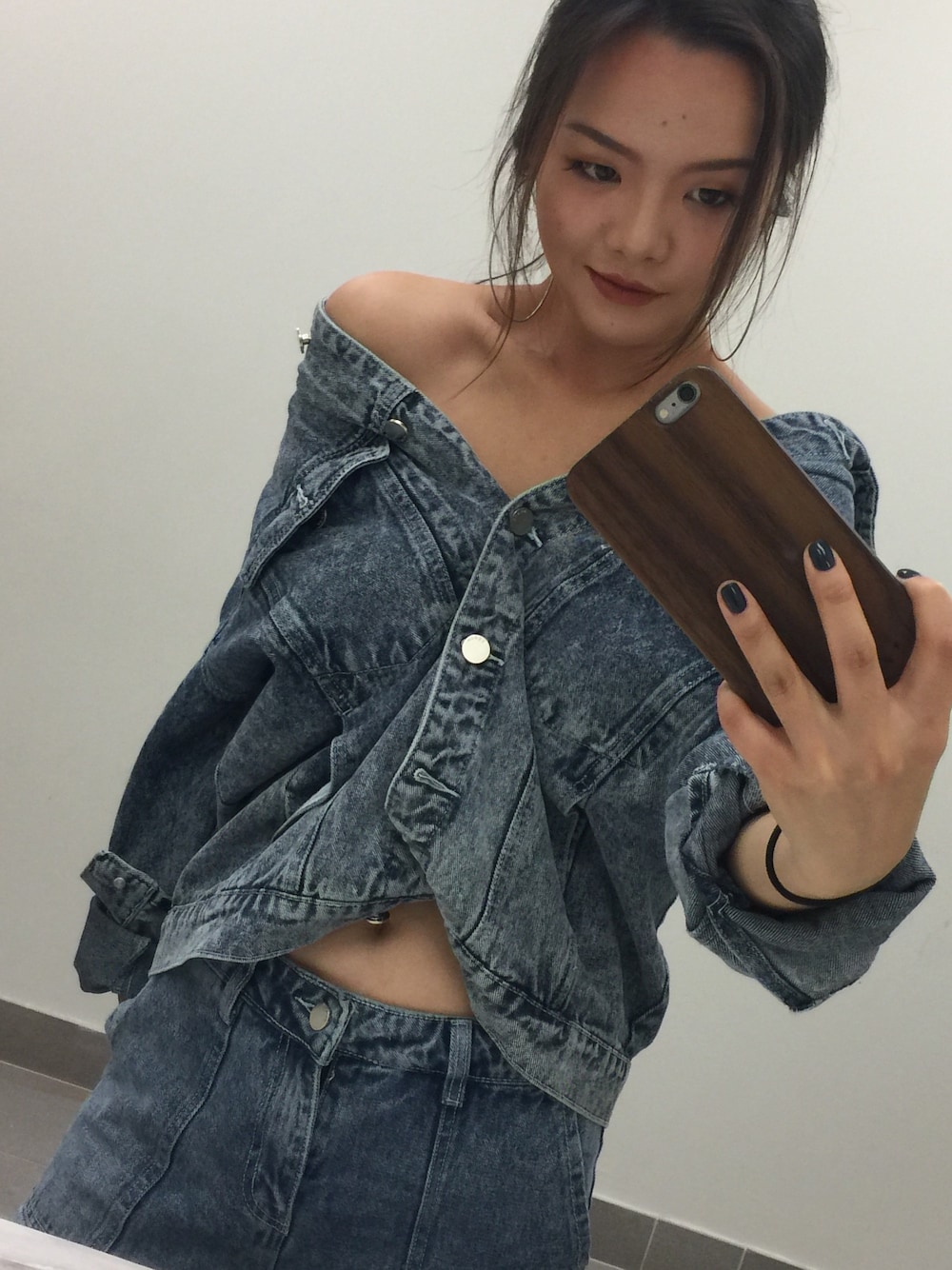 「denim、denim on denim、denim jacket、toronto、ootd、offshoulder、one set、streetstyle、partystyle」｜「Made in Chinaのアイテム（デニムジャケット、ブルー系）」を使った、Maolinさん（レディース・168cm）の冬コーディネートの1枚目の写真