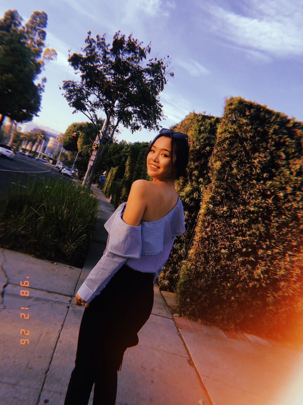 「offshoulder、outfit、toronto、summer、Los Angeles、daily look」｜「CLUB MONACOのアイテム（シャツ/ブラウス、ブルー系）」を使った、Maolinさん（レディース・168cm）の冬コーディネートの1枚目の写真