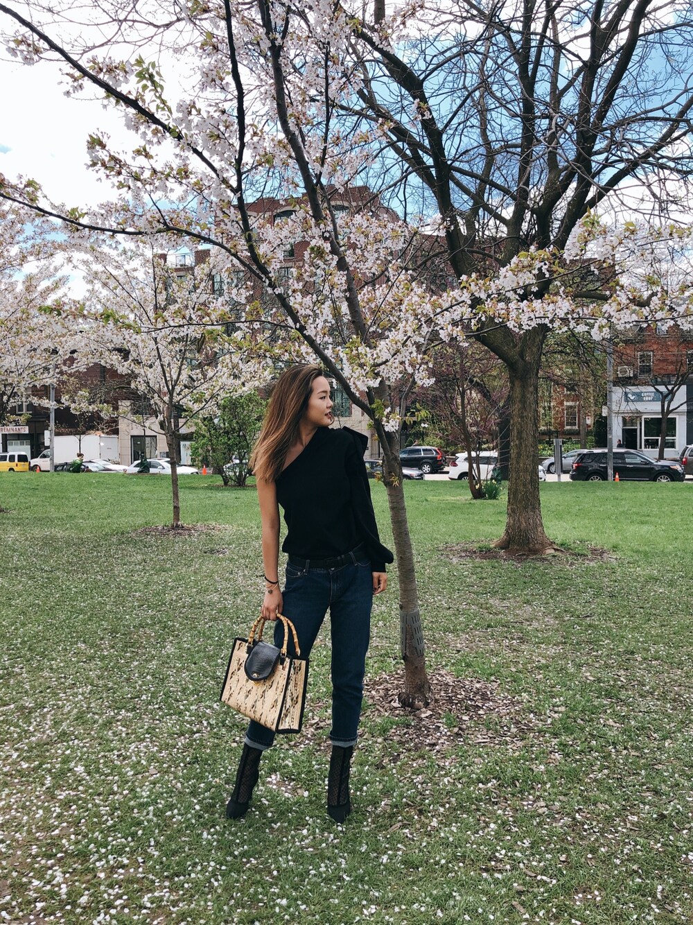 「yellow、oneshoulder、ootd、spring style、strawbag、kendall+kylie、streetstyle、Boyfriend Jeans、effortless」｜「ZARA WOMANのアイテム（スウェット、ブラック系）」を使った、Maolinさん（レディース・168cm）の春コーディネートの1枚目の写真