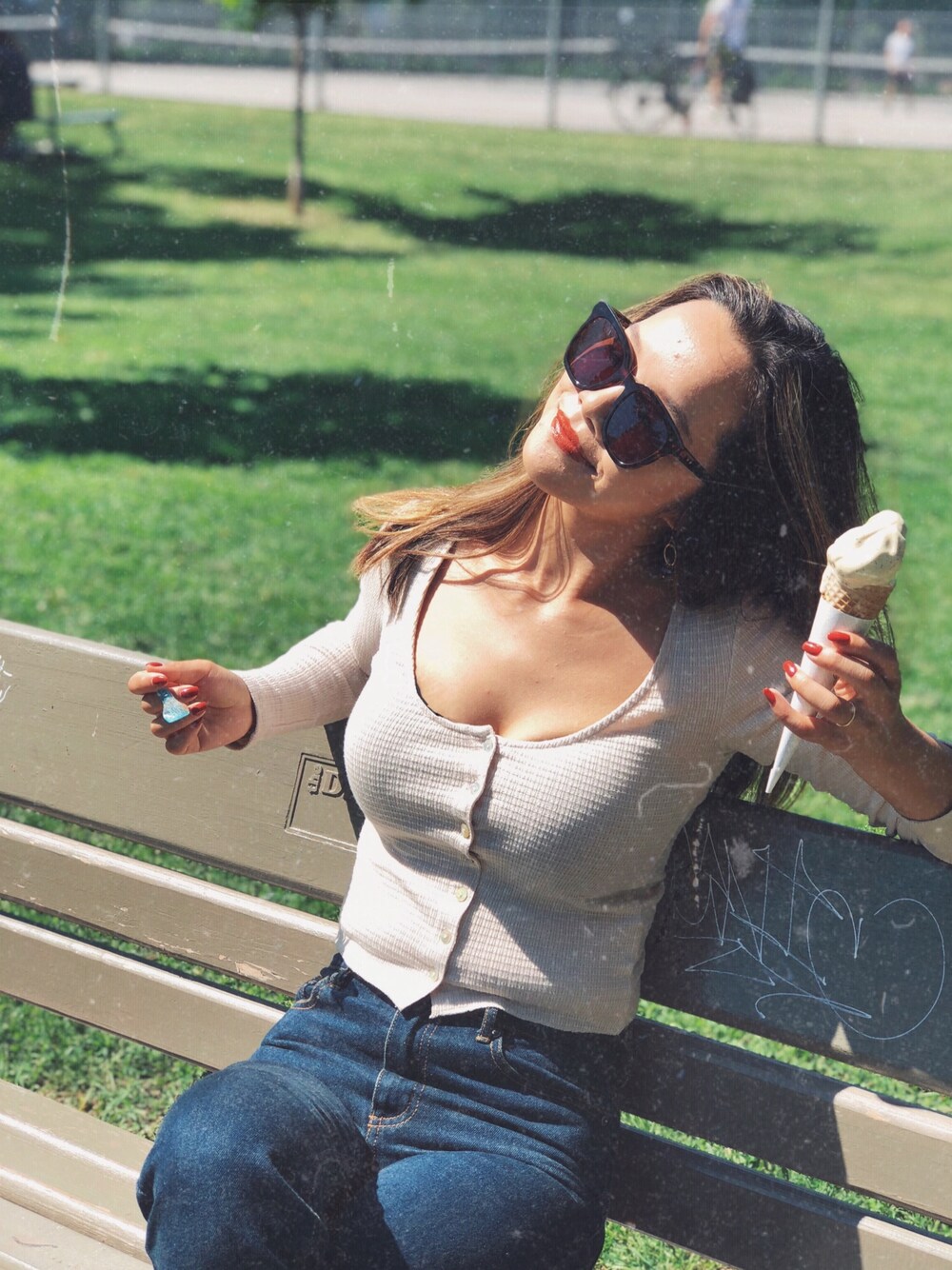 「colorblock、summer style、ootd、EFFECTOR、toronto、spring、icecream、streetstyle、bench、Sunglasses」｜「URBAN OUTFITTERSのアイテム（ニット/セーター、ベージュ系）」を使った、Maolinさん（レディース・168cm）の夏コーディネートの1枚目の写真