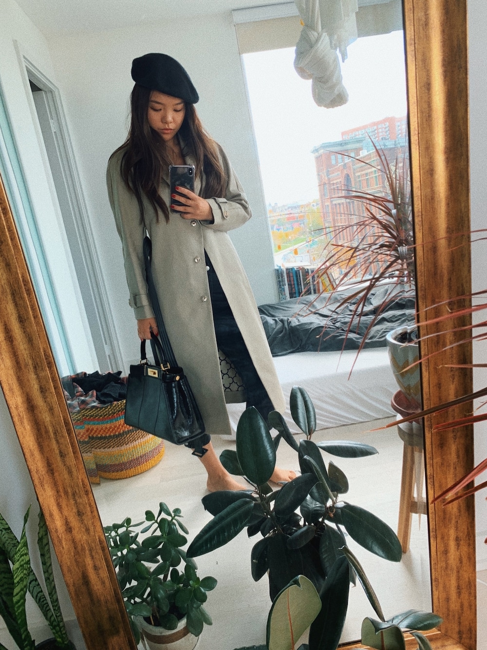「ootd、peekaboo、toronto、toronto #dt、canada、beanie、trench coat」｜「pink tartanのアイテム（トレンチコート、ベージュ系）」を使った、Maolinさん（レディース・168cm）の秋コーディネートの1枚目の写真