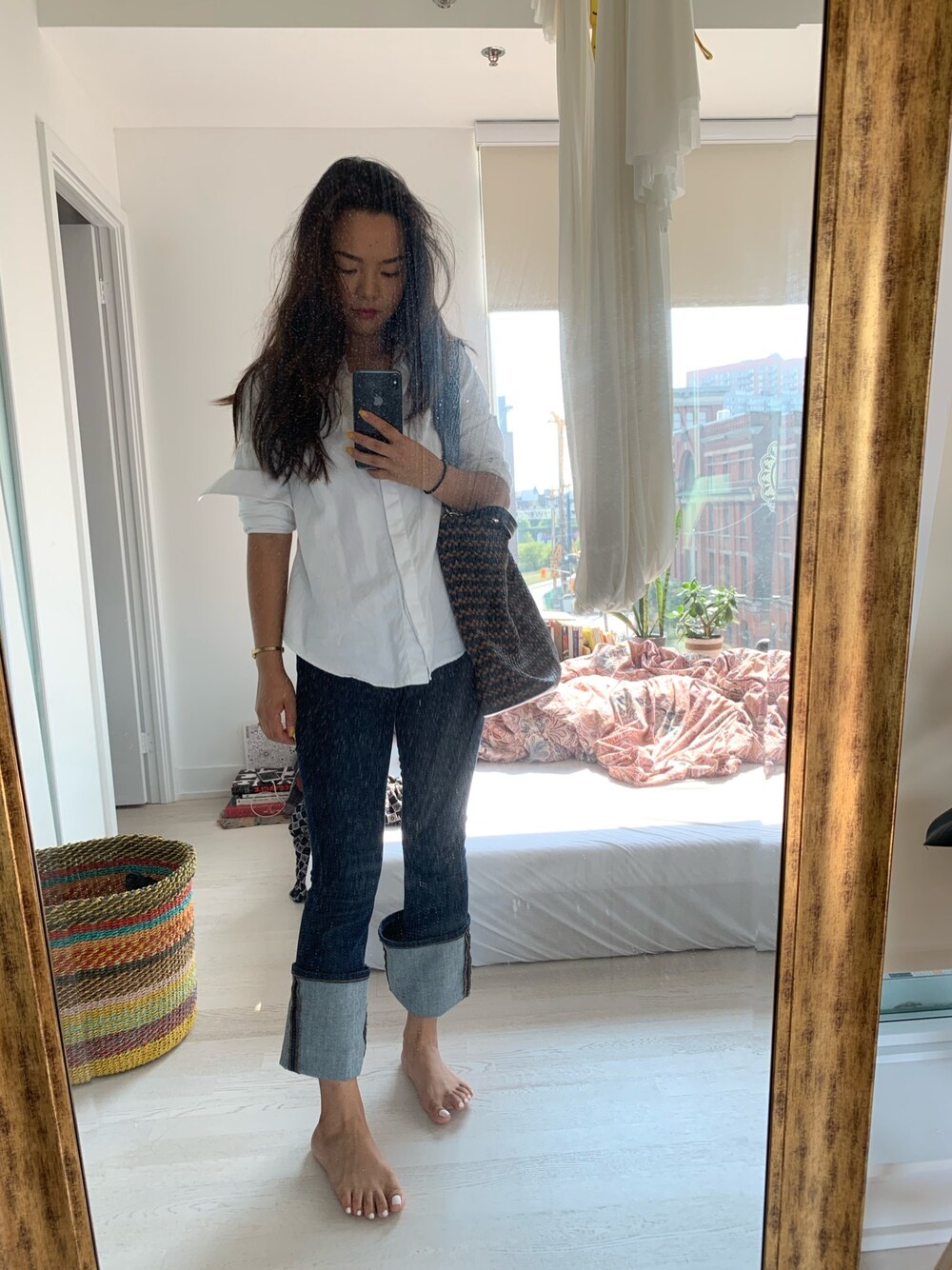 「white shirt、denim、bellbottoms、casual、toronto、ootd、massimo dutti、HOME、vintage、vintage watch」｜「Massimo Duttiのアイテム（ショルダーバッグ、ブラウン系）」を使った、Maolinさん（レディース・168cm）の秋コーディネートの1枚目の写真