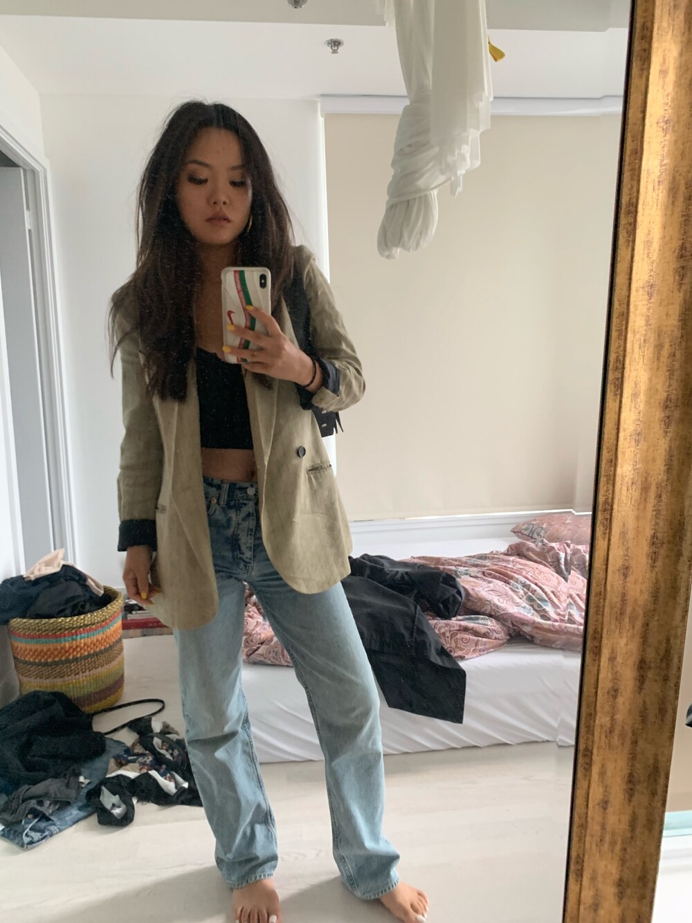 「blazer、Boss、jeans、summer、layering、ootd、toronto、Boyfriend Jeans、Smythe、streetstyle」｜「Smytheのアイテム（その他アウター、ベージュ系）」を使った、Maolinさん（レディース・168cm）の秋コーディネートの1枚目の写真