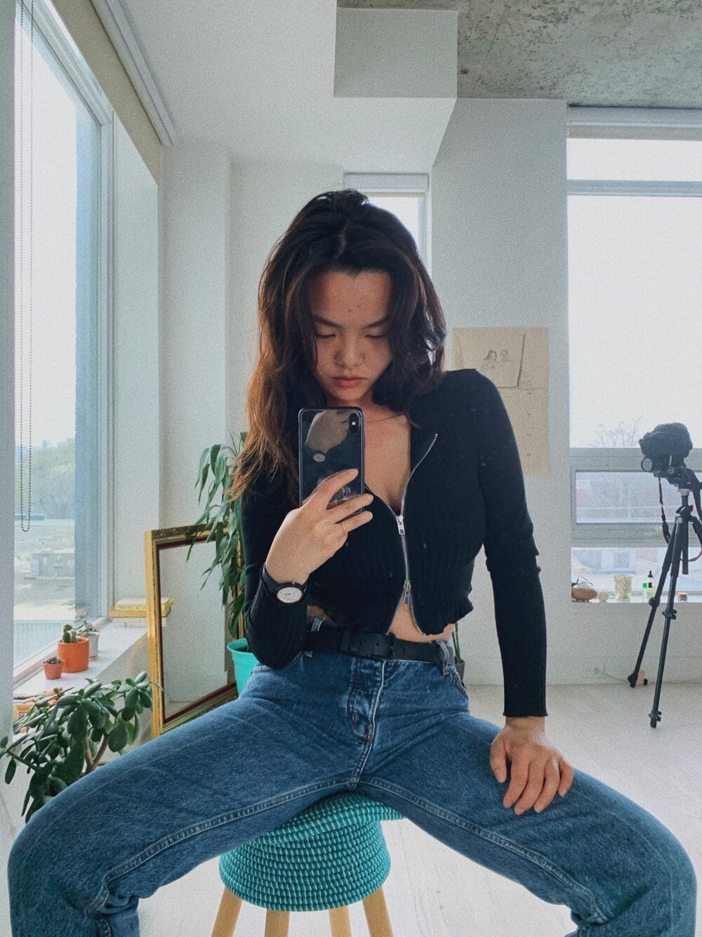 「zipper、denim、knitwear、croptop、HOME、spring、athleisure、sporty、toronto」｜「Fenomenaのアイテム（ニット/セーター、ブラック系）」を使った、Maolinさん（レディース・168cm）の春コーディネートの1枚目の写真