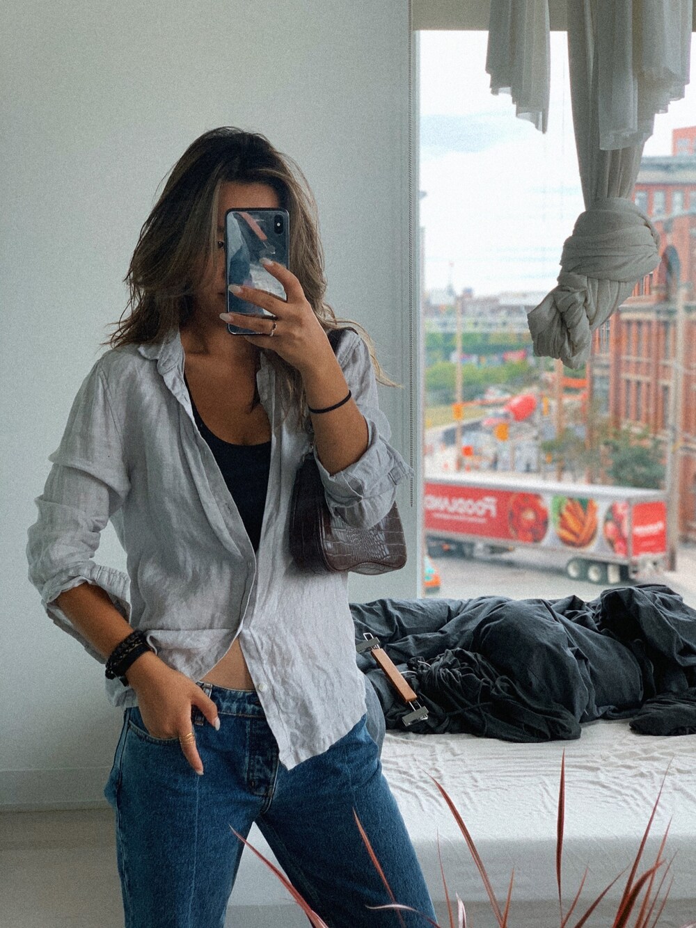 「fall、HOME、Boyfriend Jeans、sporty、toronto、canada、streetstyle、casual、chic、shirts」｜「UNIQLOのアイテム（シャツ/ブラウス、グレー系）」を使った、Maolinさん（レディース・168cm）の秋コーディネートの1枚目の写真