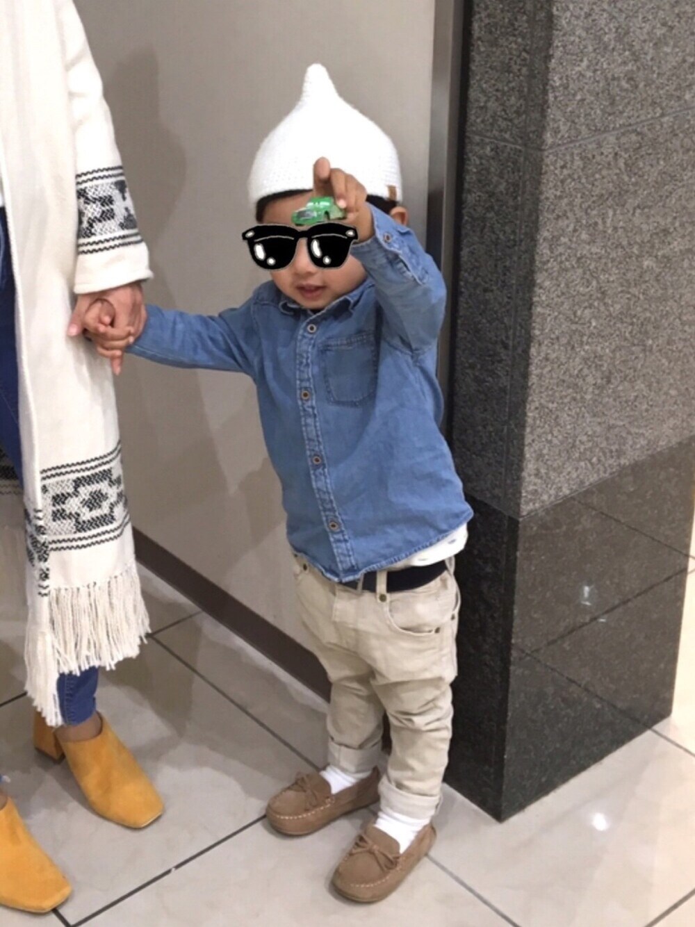 ブルー系のシャツ/ブラウス、ベージュ系のパンツ、ベージュ系のモカシン/デッキシューズを着用したキッズの冬コーディネートの1枚目の写真