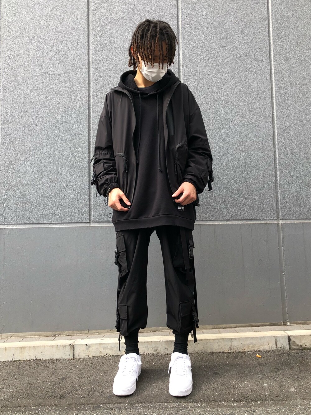 ブラック系のブルゾン、ブラック系のカーゴパンツ、ブラック系のその他パンツを着用したメンズの秋コーディネートの1枚目の写真