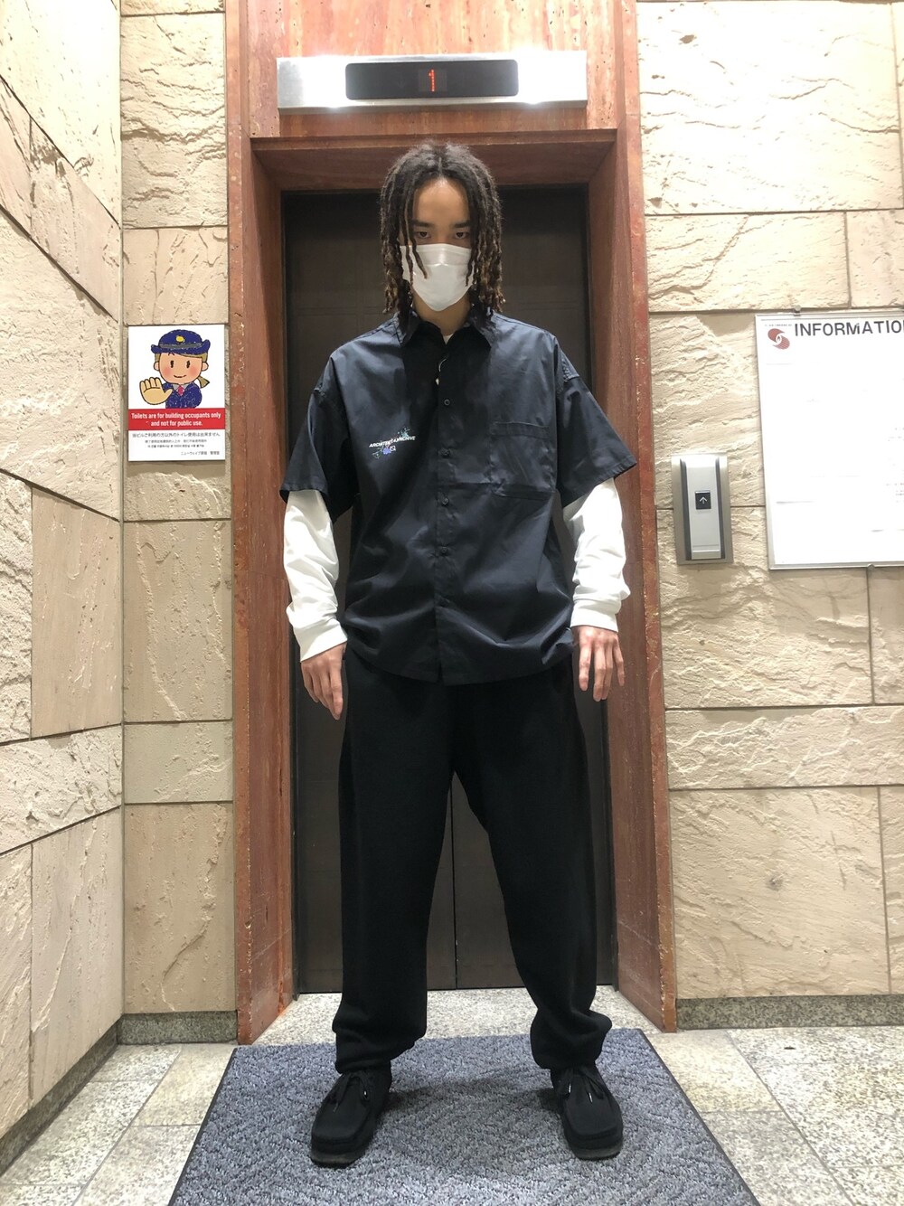 ブラック系のシャツ/ブラウス、ブラック系のスウェットパンツ、ブラック系のシャツ/ブラウスを着用したメンズの春コーディネートの1枚目の写真