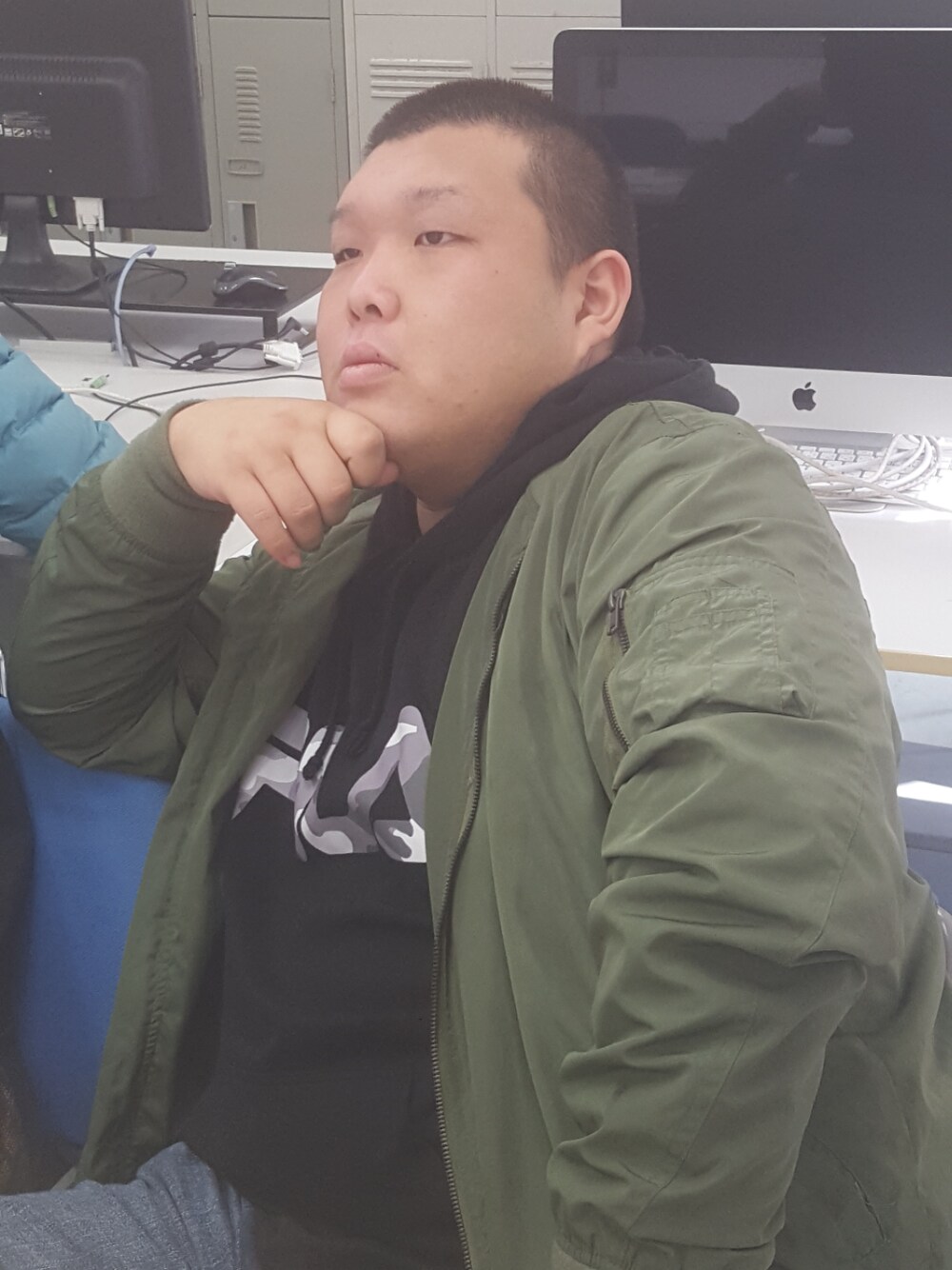 「おしゃれさんと繋がりたい、冬コーデ、シンプル、street、ビッグシルエット、ストリートカジュアル、ブラックコーデ、menswear、デニム、ストリートMIX」｜「しまむらのアイテム（MA-1、グリーン系）」を使った、中野キャメロンさん（メンズ・170cm）の冬コーディネートの1枚目の写真