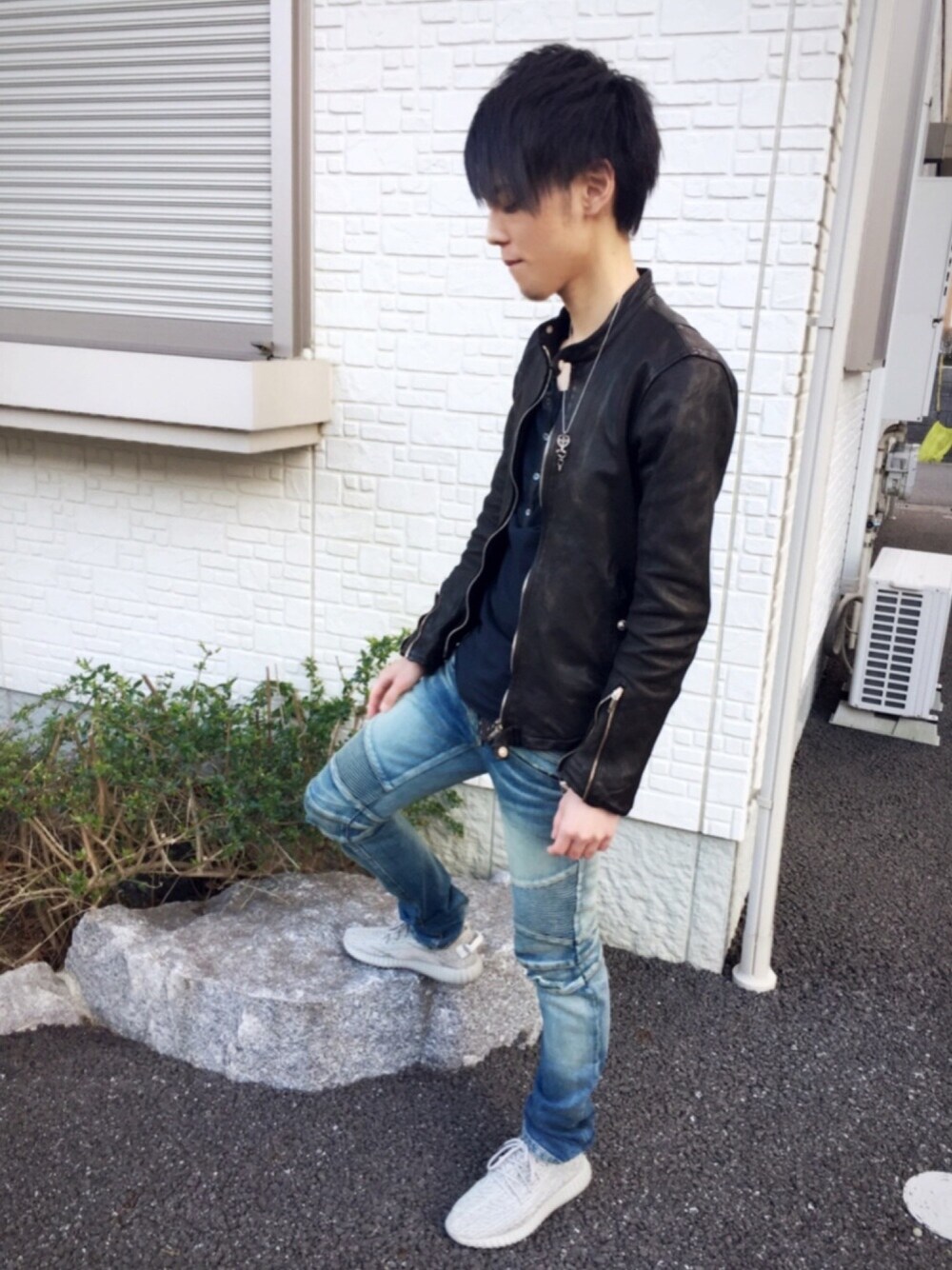 「yeezy、バイカースタイル、BALMAIN、backlash、バックラッシュ、the line、スニーカー、YeezyBoost350、ジョルジオブラット」｜「ISAMU KATAYAMA BACKLASHのアイテム（ライダースジャケット、ブラック系）」を使った、YUTAさん（メンズ・173cm）の春コーディネートの1枚目の写真