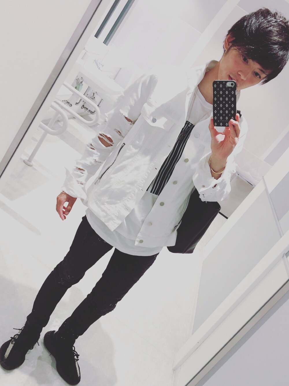 「yeezy、ストリート、BALMAIN、バルマン、アレキサンダーワン、マルセロバーロン、yeezyboost、ギルドプライム」｜「BALMAINのアイテム（デニムジャケット、ホワイト系）」を使った、YUTAさん（メンズ・174cm）の秋コーディネートの1枚目の写真