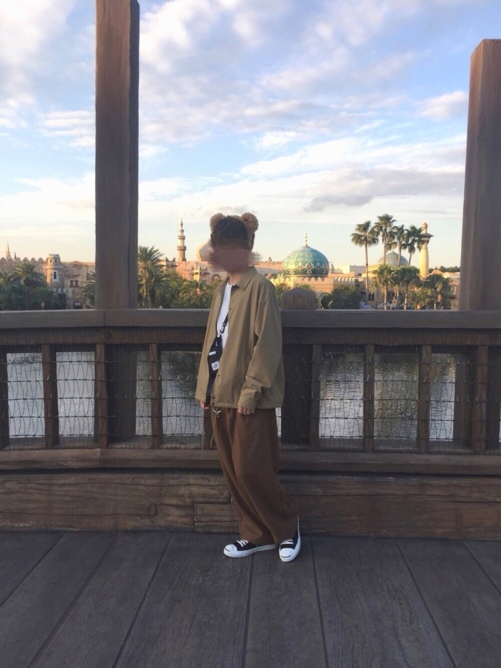 「ディズニー、ディズニーコーデ、ワントーンコーデ、ブラウン、茶色、サコッシュ、秋のコーデ、秋コーデ、シンプル、いいね、save、フォローお願いします🤑」｜「SENSE OF PLACE by URBAN RESEARCHの4WAYコーチジャケット（その他アウター、ベージュ系）」を使った、akiさん（メンズ・170cm）の秋コーディネートの1枚目の写真